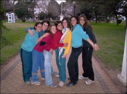 Chicas de Santa Teresa en Plaza Sarmiento