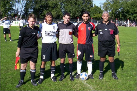 La terna arbitral junto a los capitanes de Primera Divisi&oacute;n