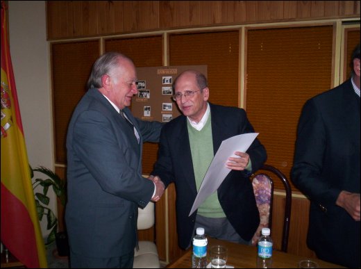 Pelliza entrega diploma a Pueyo Aldeguer