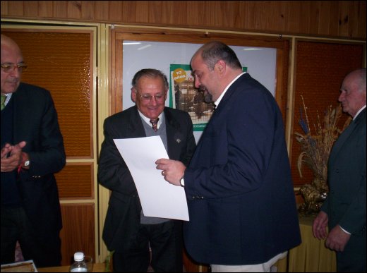 Ginitrini entrega diploma a Calvo
